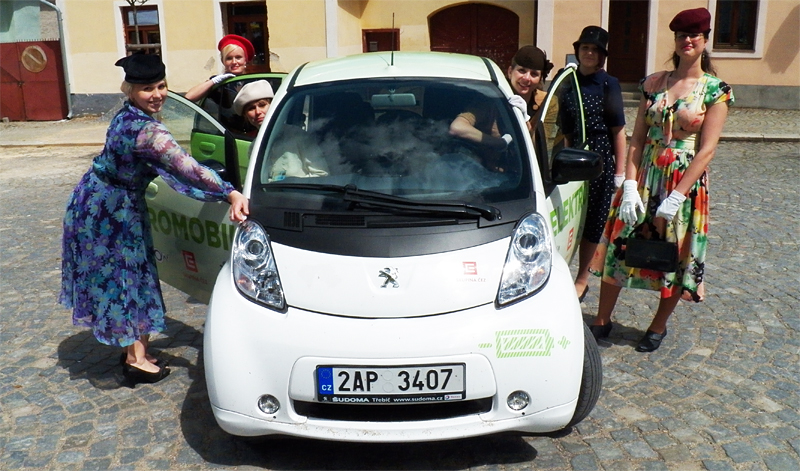 Soutěž o to, zda jsou usměvavější dámy z hodického spolku Motorajdy, nebo elektromobil.