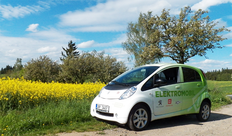 Tento obrázek je doslova reklamou na ekologii. Bezemisní automobil parkující v nádherné přírodě.