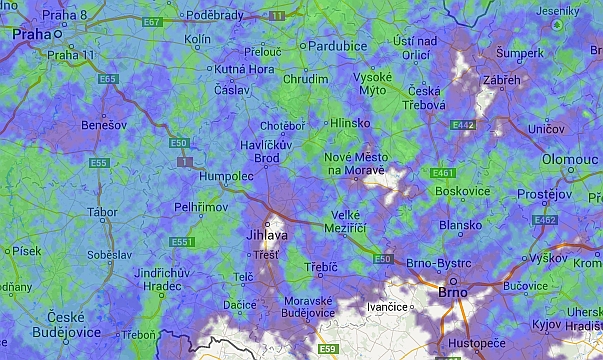 Dešťové přeháňky nad ČR, situace z dnešní 13. hodiny