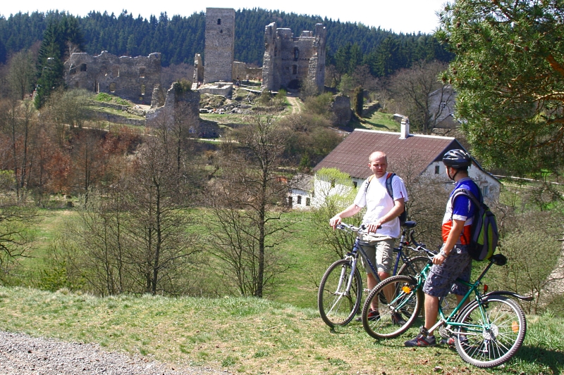 Zatímco loni touto dobou se ještě na všech sjezdovkách na Vysočině lyžovalo, současné teplé počasí umožňuje podnikat cyklovyjížďky po okolí.