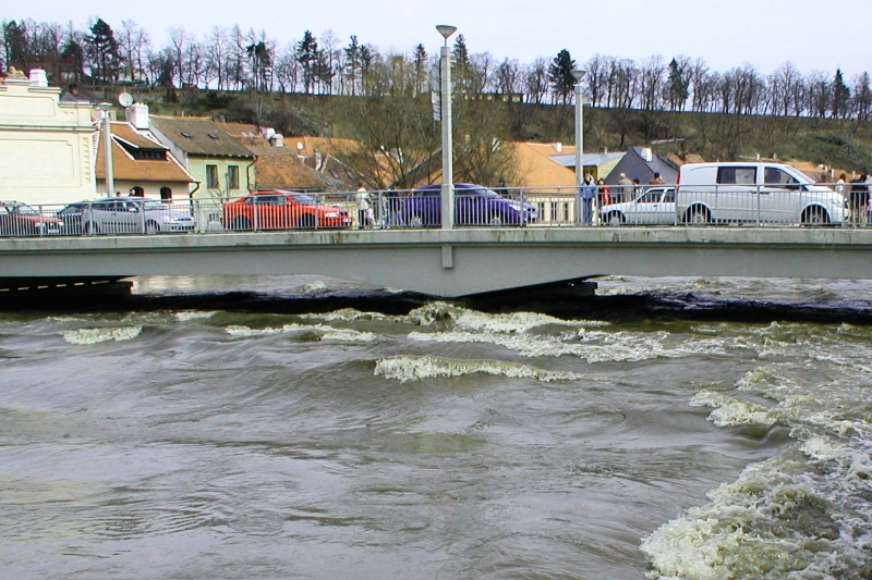 Zažijeme horké suché léto, nebo velkou vodu jako na snímku z roku 2006? To vám nyní nikdo neřekne.