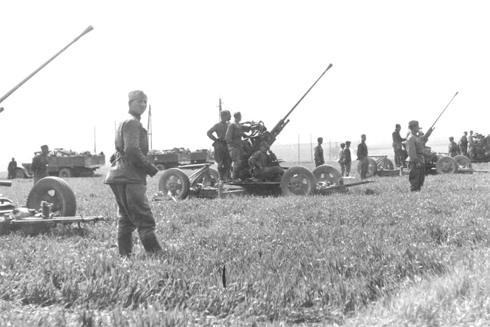 Sovětští vojáci při slavnosti v květnu 1945 na místě dnešní polikliniky na Vltavínské ulici.