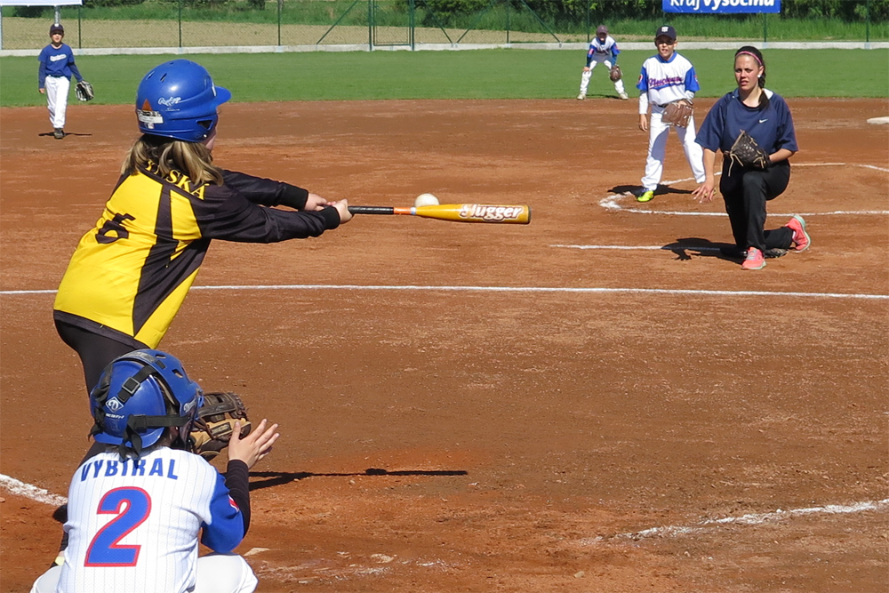 Při tomto turnaji a v této mládežnické kategorii ještě nenadhazuje soupeř, ale trenér týmu, který je na pálce. Mladí baseballisté tak mají snazší odpal.