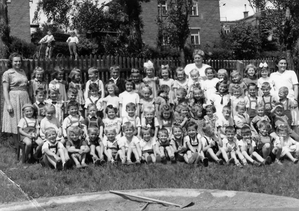 Děti z borovinské školky, která stávala na rohu ulic Revoluční a Spojenců. Fotografie pochází z roku 1952. Poznáváte sebe či své blízké?