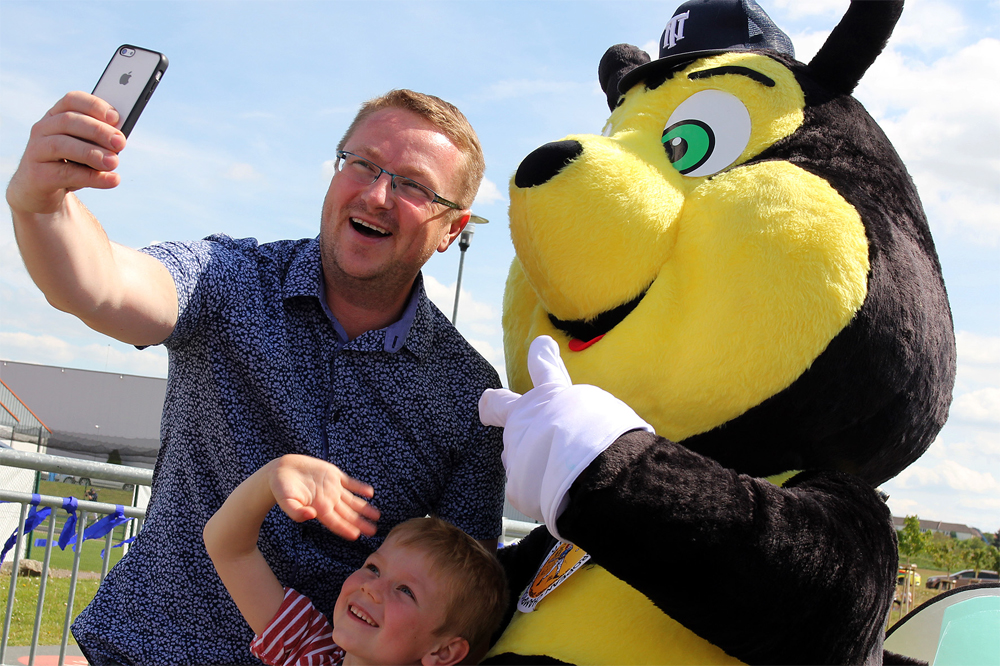 Maskot na baseballových oslavách budil oprávněnou pozornost. Hned si jej oblíbili dospělí i děti.