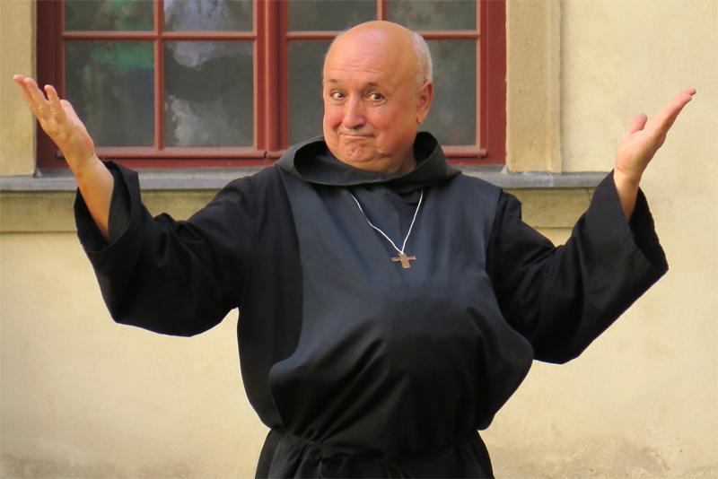 Jaroslav Dejl nejenže celou hru zrežíroval a napsal k ní i scénář, ale také ztvárnil hlavní roli hříšného opata Ignáce.