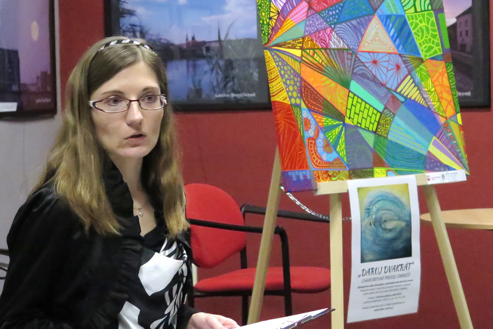 Helena Marečková z centra Ruth před jedním z obrazů. Tento konkrétně namalovala Adéla Kracíková.