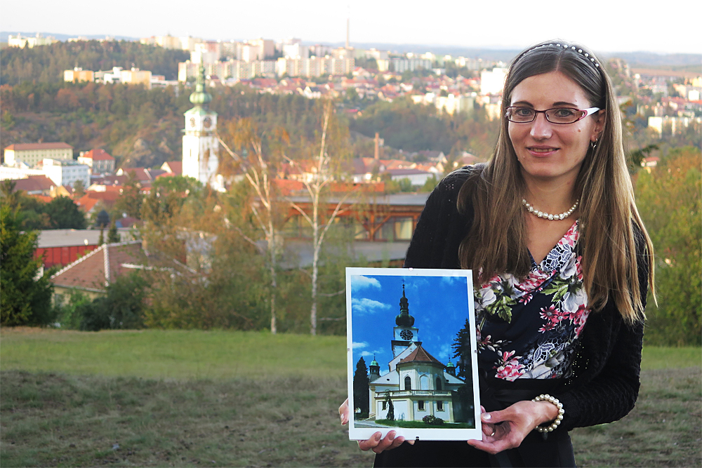 Zajímavostí je, že na výstavě bude možné koupit i fotografie pořízené farářem Jiřím Dobešem z kostela sv. Martina. Podle Heleny Marečkové (na snímku) farář rád fotografuje, a proto i on přispěl do projektu Daruj dvakrát.