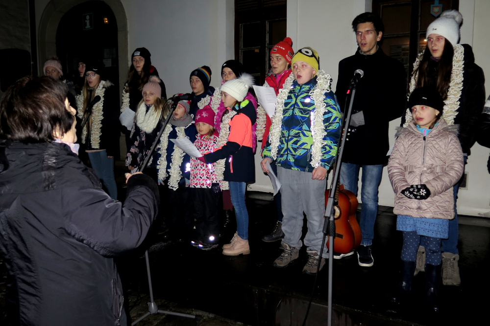 Soubor Slunko spolu se svou sbormistryní Helenou Noskovou před Zadní synagogou.