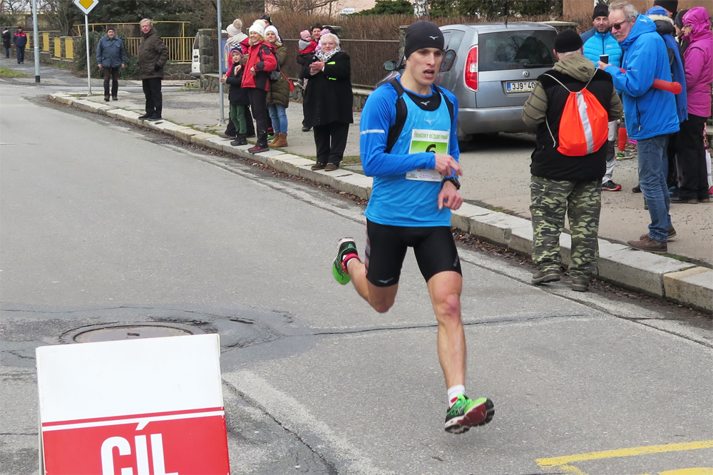 Jan Janů dobíhá do cíle v rekordním čase 32:48.