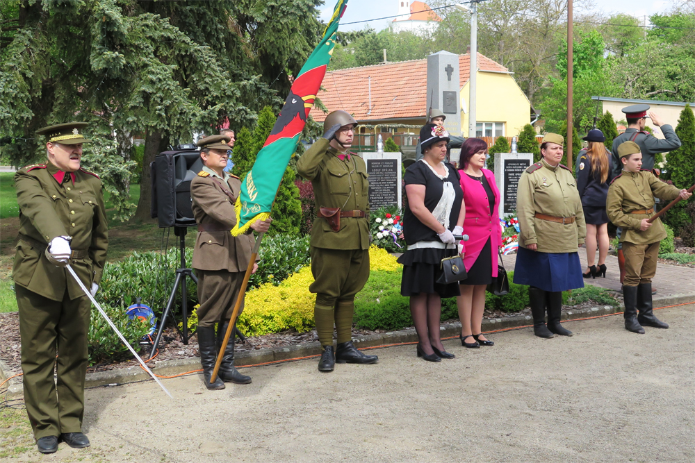 Na pietním aktu promluvily senátorka Hana Žáková (v růžovém) a starostka Rešic Petra Jílková.