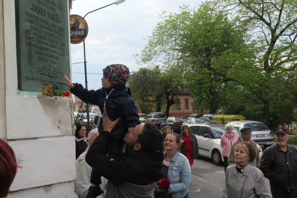 Kytičky pokládala k pamětní desce prapravnoučata Josefa Vańka.