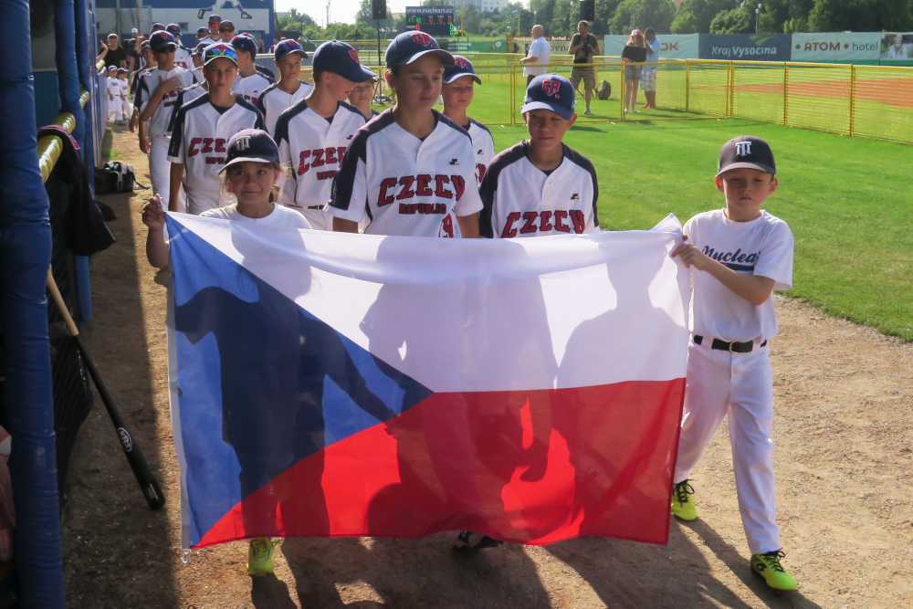 Česká reprezentace přichází na stadion.