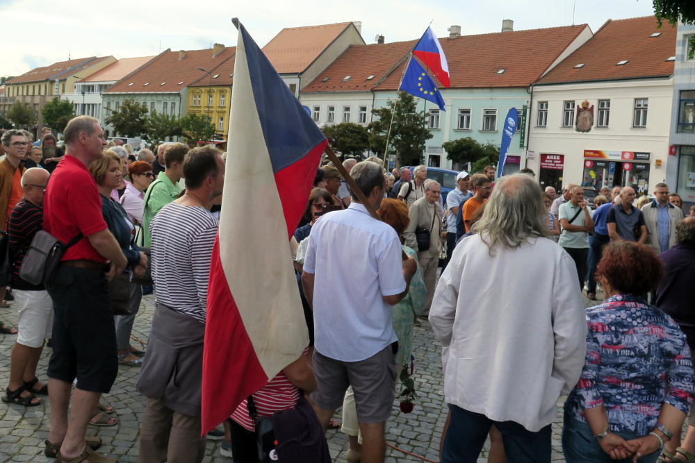 Na Karlově náměstí v Třebíči se sešla asi stovka lidí.