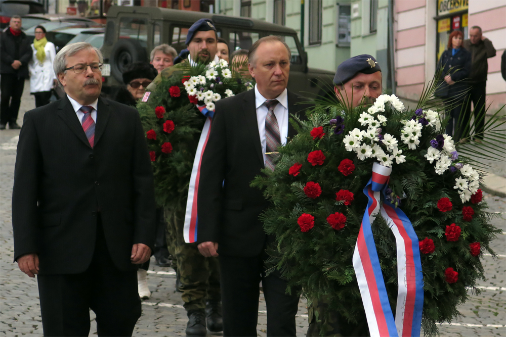 Před pamětní desky hrdinů od Zborova a třebíčských letců RAF budou opět položeny věnce.