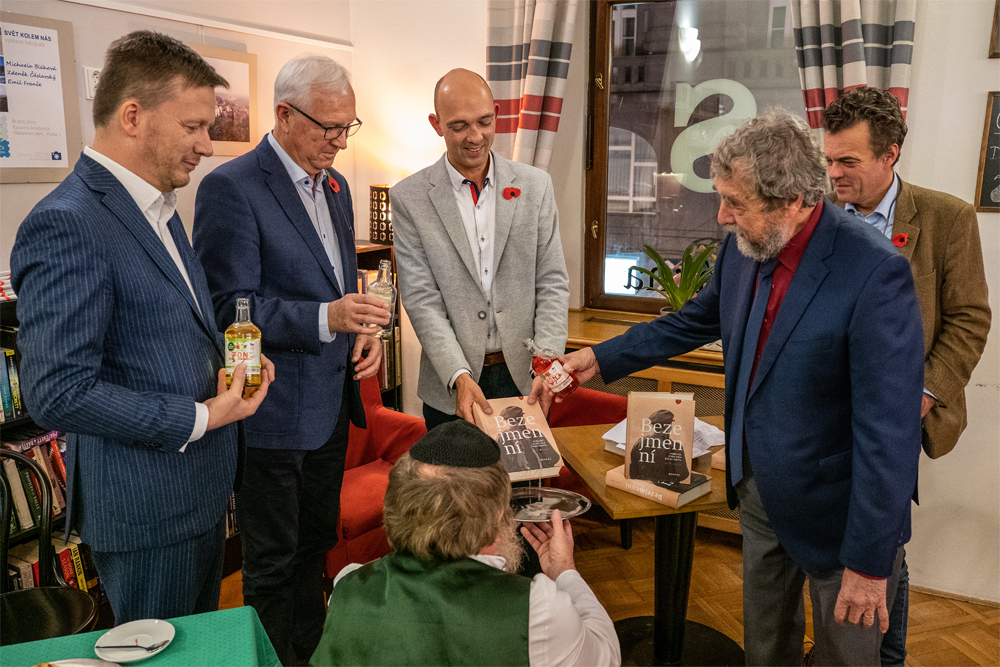 Jan Matoušek, prof. Jiří Drahoš, autor knihy Milan Krčmář, prof. Jaromír Šofr a hrabě Tomáš Czernin při křtu Bezejmenných.