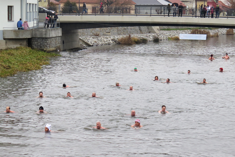 Do Jihlavky letos vstoupilo na šedesát otužilých dam i mužů.