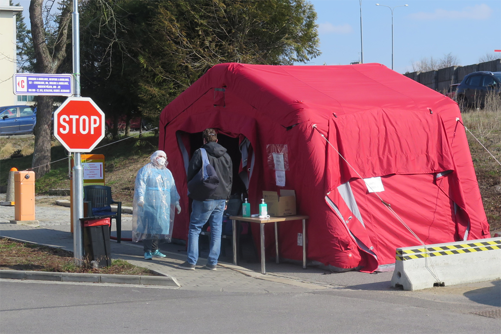 Červený stan před nemocnicí funguje také jako předávací stanice balíčků pro vaše hospitalizované blízké.