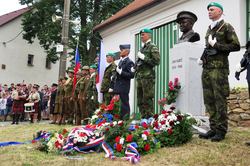 Slavnostní shromáždění před rodným domem Jana Kubiše v Dolních Vilémovicích.