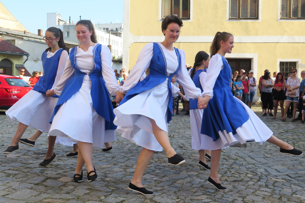 Dívky z Yochevedu zvládly neforemné kostky před Zadní synagogou s úsměvem na tváři.