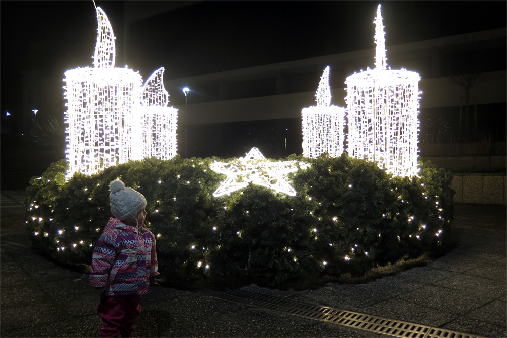 Obrovský adventní věnec před Pasáží obdivují děti i dospělí.