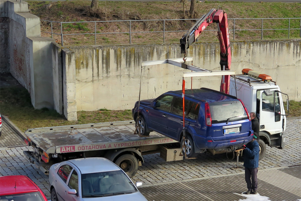 Dnes se mj. uklízí ulice Zahraničního odboje. Auta neukázněných řidičů jsou převážena na parkoviště na ulici Tomáše Bati.