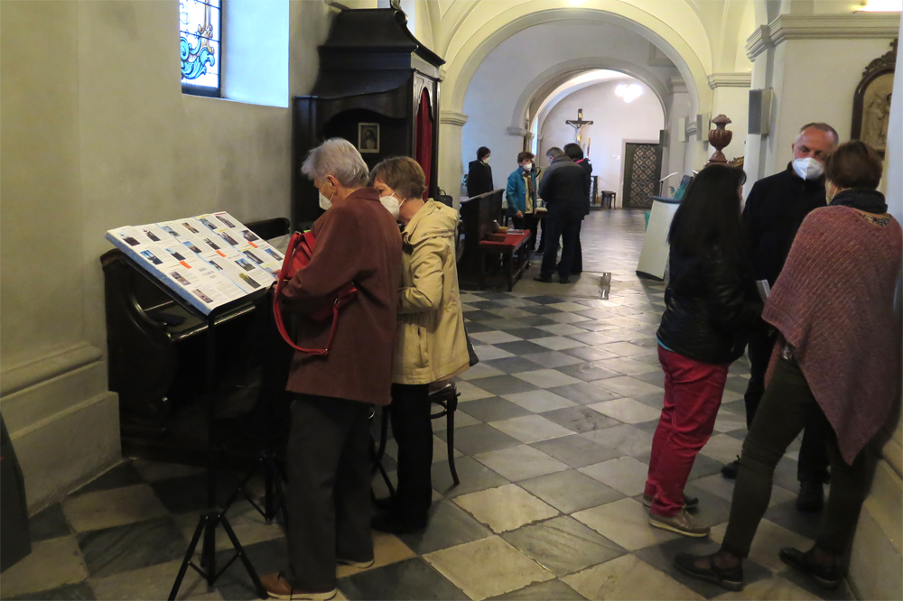 Lidé Noci kostelů využili i k setkání se svými přáteli. Na snímku třebíčský kostel sv. Martina, vlevo dámy u kvízu, který je zkoušel ze znalosti zdejších křížů, kapliček či božích muk.