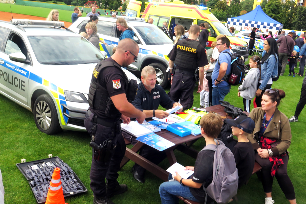 Policisté na stadion přijeli hned několika auty.